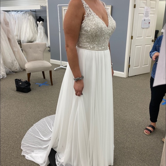 Wedding dress size 18 two hearts bridal - Picture 9 of 9